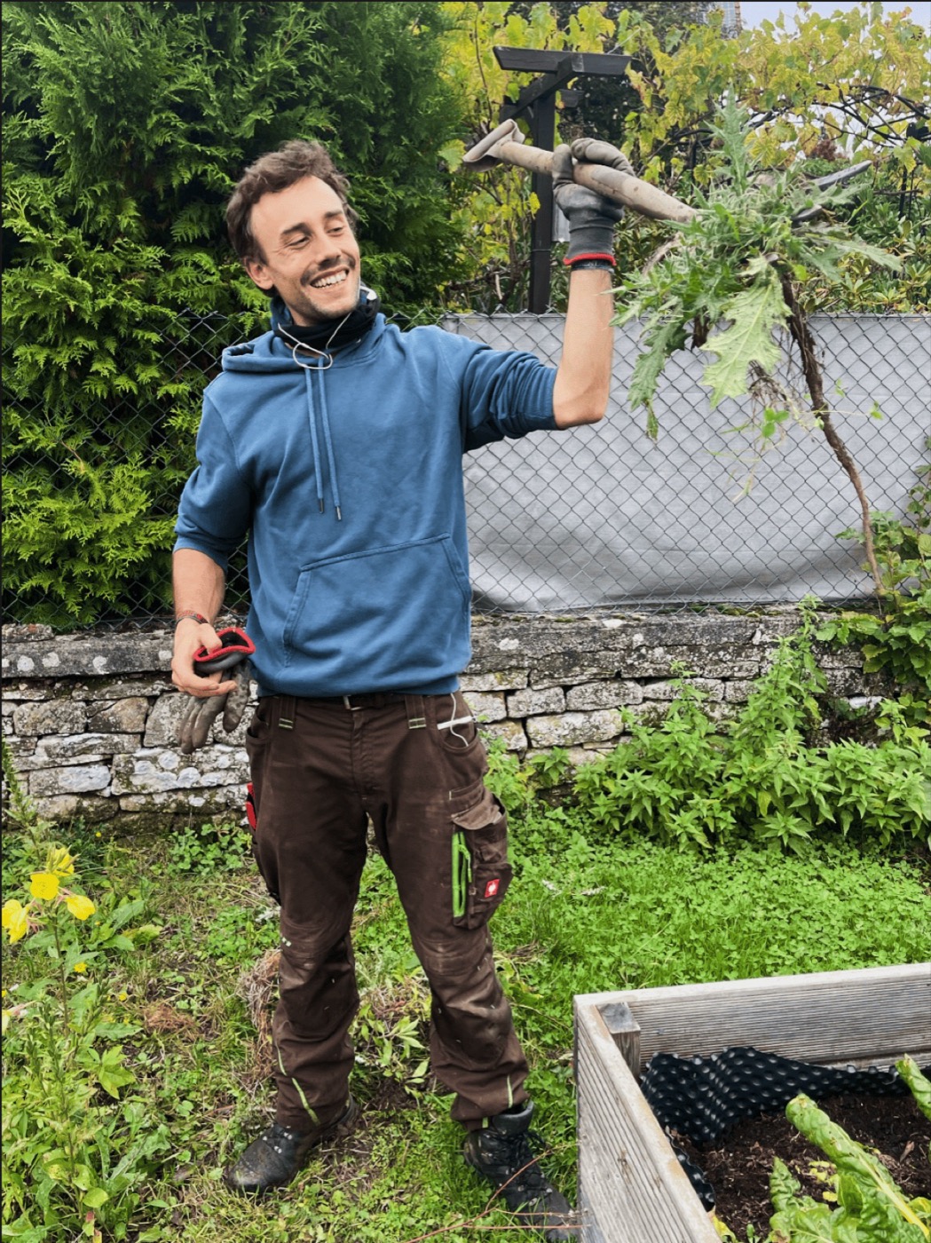 Florian — Hand mit Astschere